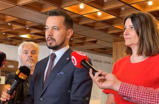 Traja poslanci strany Za ľudí nechcú prelamovať veto Čaputovej