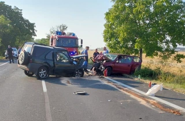 Neďaleko Dunajskej Stredy sa čelne zrazil Land Rover s Fabiou
