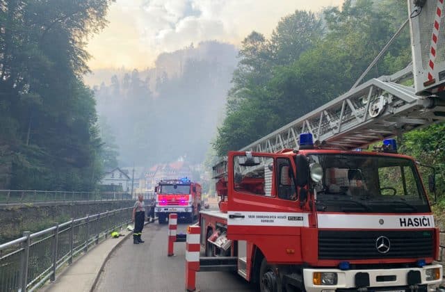Požiar v Českom Švýcarsku vyčíňa už piaty deň