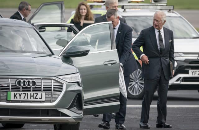 Karol III. bude v sobotu oficiálne vyhlásený za kráľa a obdobie smútku za kráľovnou Alžbetou II. potrvá dlhšie (foto)