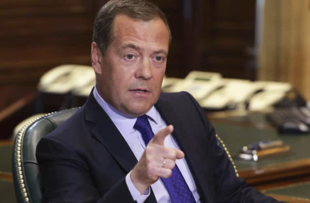 Medvedev sa vyhráža jadrovou vojnou