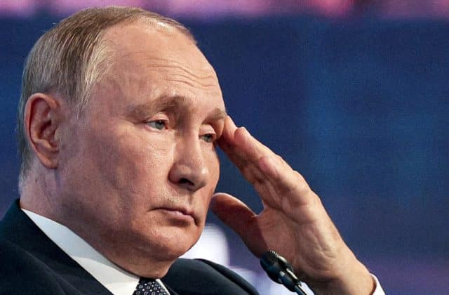 Putin trpí chronickými bolesťami a je menej isté