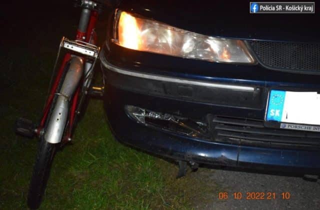 Muž kráčajúci po ceste vedľa bicykla neprežil zrážku s autom. Polícia bude zisťovať