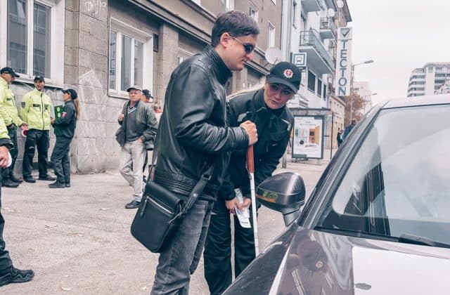 Približne 20 percent vodičov odignorovalo nevidiacich na prechodoch pre chodcov. V ktorých krajoch sú vodiči najzhovievavejší?