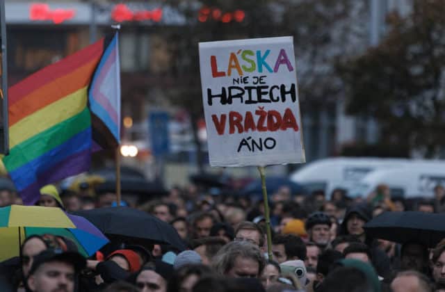 Spomienkovou akciou si ľudia v Bratislave uctili obete masakry spred baru Tepláreň