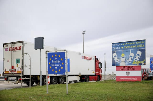 Rakúsko predĺži hraničné kontroly so Slovenskom až do 12. decembra