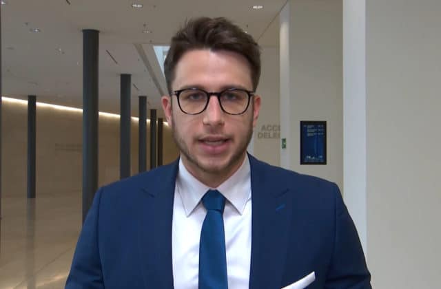 Vo voľbách kandidujú aj operný spevák