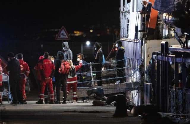 Talianske úrady neumožnili 35 migrantom vystúpiť z lode na Sicílii