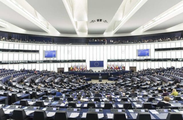 Europoslanci vyzývajú na urýchlenie vojenskej pomoci Ukrajine a volajú po 10. balíku sankcií voči Rusku