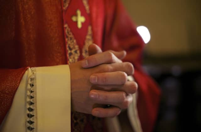 Prípady sexuálneho zneužívania detí katolíckymi kňazmi sa kopia