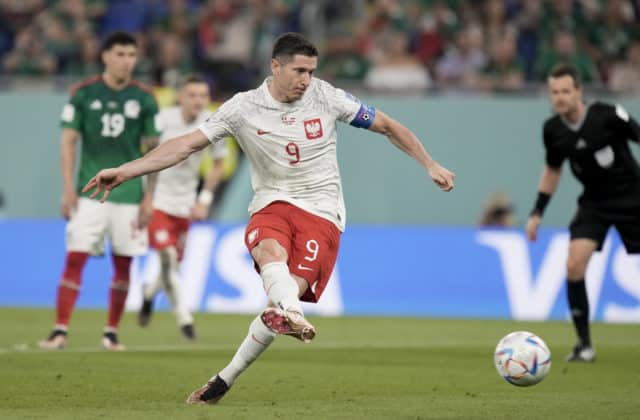 Lewandowski sa po zahodenej penalte proti Mexiku kajal. Ospravedlňujem sa všetkým