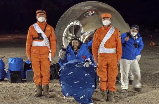 Trojica čínskych astronautov sa vrátila na Zem