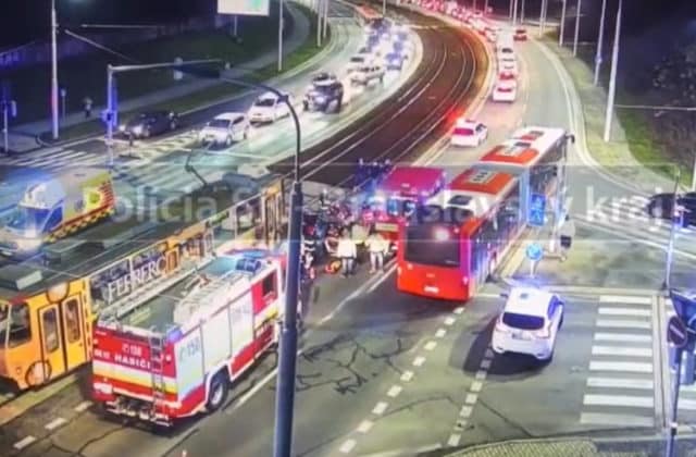 V Karlovej Vsi sa zrazila električka s autom