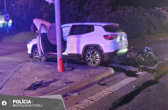 Vodička vrazila do protiidúceho motorkára