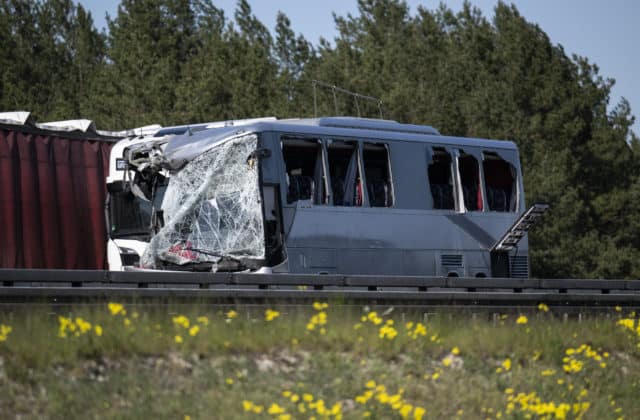 Poľský autobus sa na nemeckej diaľnici zrazil s nákladným autom