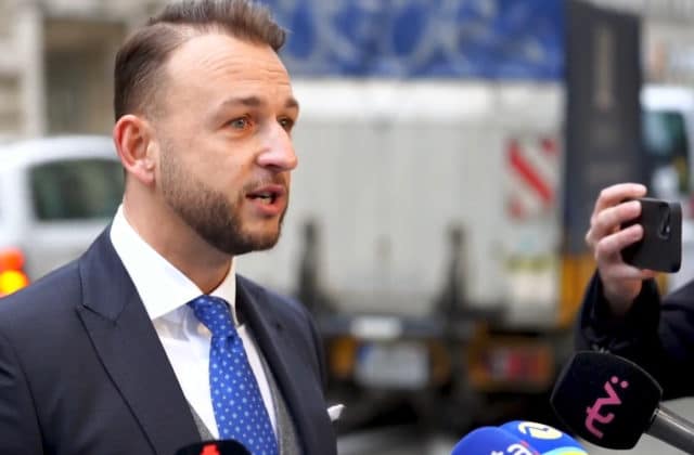 Polícia stále pátra po páchateľovi v prípade výhražných mailov stredným školám