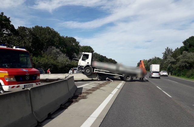 Vodič kamiónu havaroval na diaľnici D1 z Bratislavy smerom na Trnavu