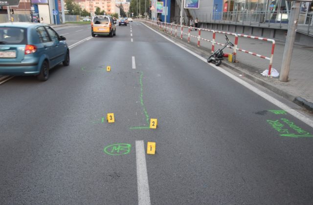 Opitý kolobežkár zrazil na štvorprúdovke chodkyňu