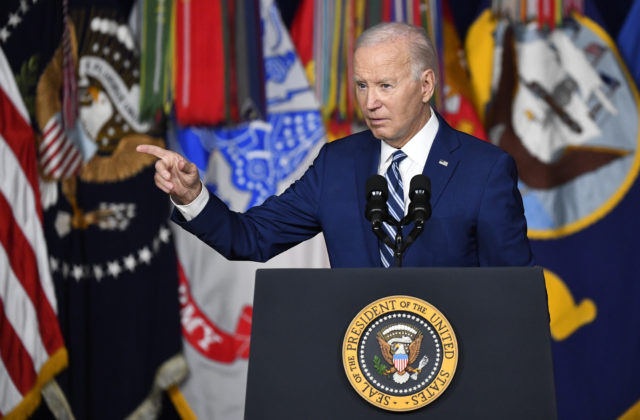 Prezident USA Biden svojím podpisom potvrdil vojenskú pomoc Ukrajine