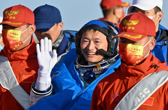 Po polročnej misii sa na Zem vrátili traja čínski astronauti