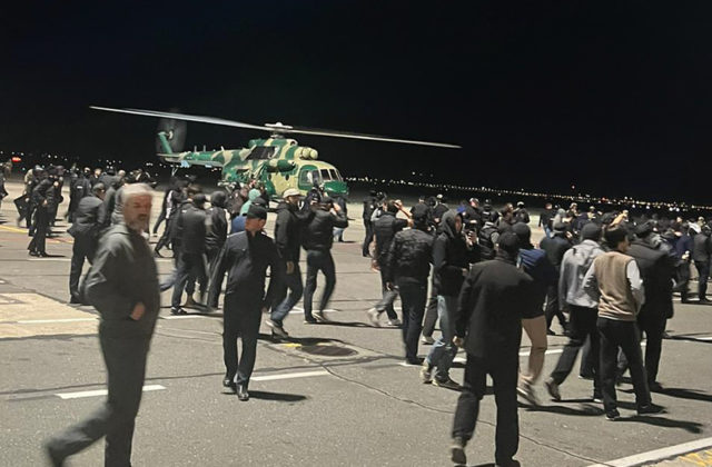 Stovky Rusov vtrhli na letisko v Machačkale a protestovali proti letu z Izraela (video)