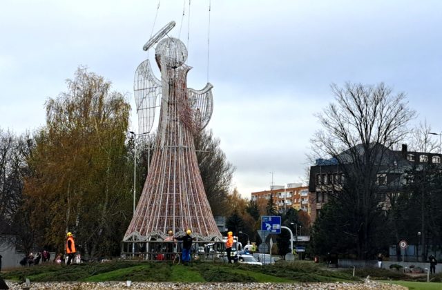Mesto Poprad už zdobí 13-metrový anjel
