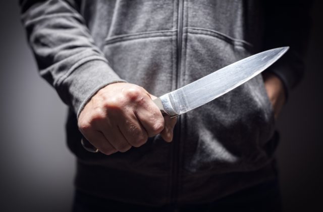 Muž v obci Kuchyňa bodol ženu nožom do krku aj brucha a spôsobil jej ťažké zranenia