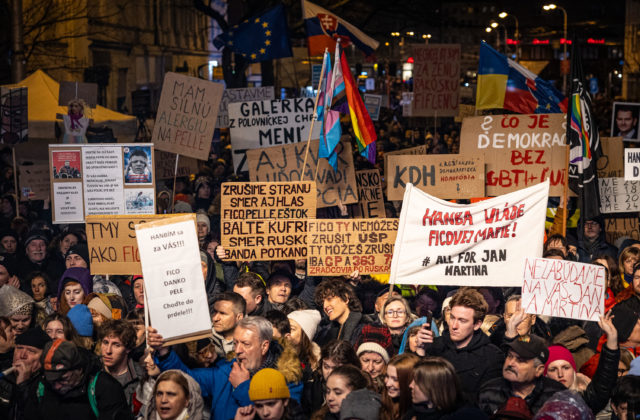 Na bratislavský protest proti vládnym zmenám prišlo viac ako 30-tisíc ľudí
