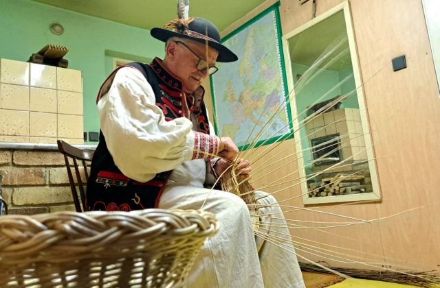 Košíkov a korbáčov už vyrobil stovky