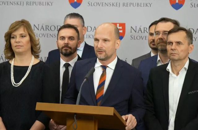 Matovičovo hnutie apeluje na vládnu koalíciu: Uctite si odkaz hrdinov SNP konaním