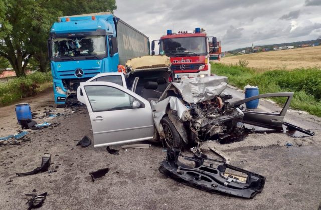 Za obcou Rajčany došlo k čelnej zrážke osobného auta s kamiónom