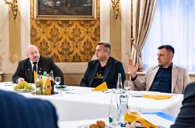Hnutie Republika sa v europarlamente musí začleniť do frakcie