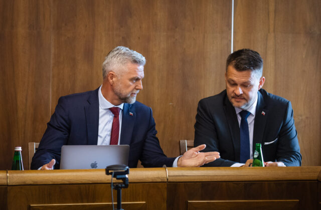 Štvorica poslancov Hlasu chce stretnutie so Šutajom Eštokom