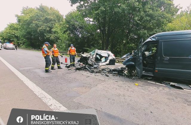 Vodič prešiel do protismeru a čelne sa zrazil s autom
