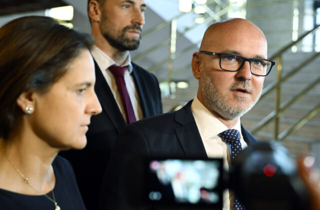 Opozícia reaguje na neúčasť huliakovcov na hlasovaní v parlamente