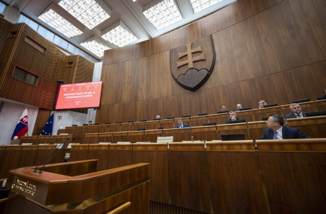 Opozícia blokuje rokovanie parlamentu