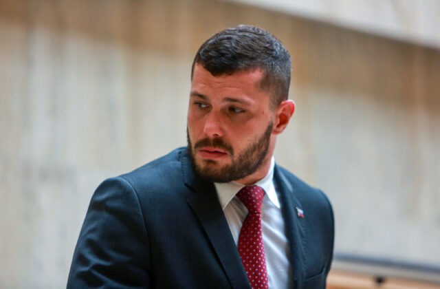 Glück zvolal mimoriadny výbor k zastavenému vyšetrovaniu darovania zbraní Ukrajine