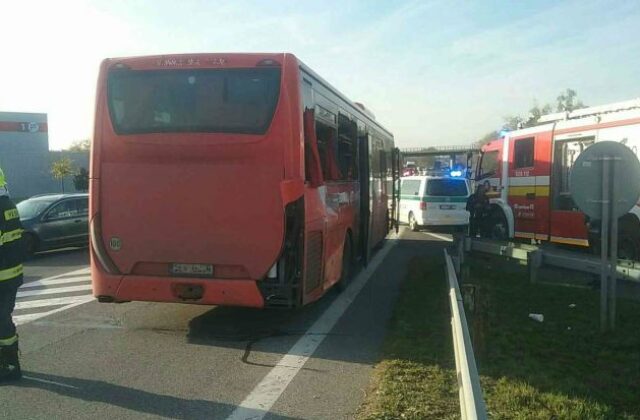 Kamión sa pri obci Lozorno zrazil s autobusom