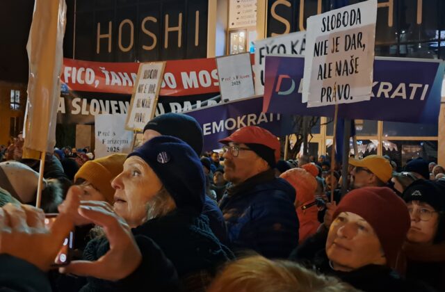 „Slovensko si nedáme“ či „dosť bolo Fica“ sa v piatok ozývalo námestím v Poprade