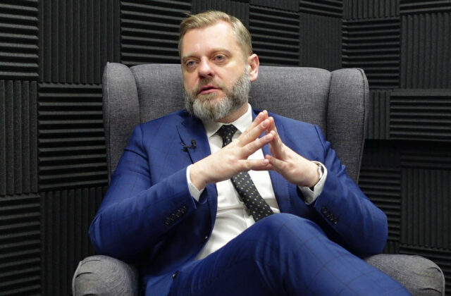 Ficovi sa nedarí riešiť vnútropolitickú situáciu
