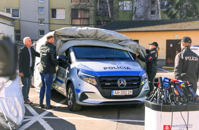 Šutaj Eštok predstavil nový dizajn policajných vozidiel, Mikulec ich prirovnal k „pohrebákom“ – VIDEO, FOTO