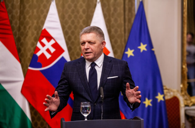 Za článkom Politico je novinár Tom Nicholson
