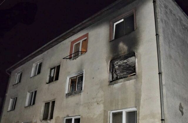Prešovskí krajskí hasiči evakuovali obyvateľov bytovky pri požiari