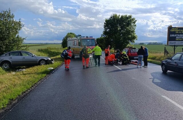 Medzi Blatným a Kaplnou sa zrazili dve autá. Vodiči skončili v nemocnici