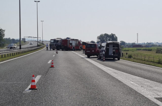 Zrážku autobusu s autom v Chorvátsku neprežili dvaja ľudia