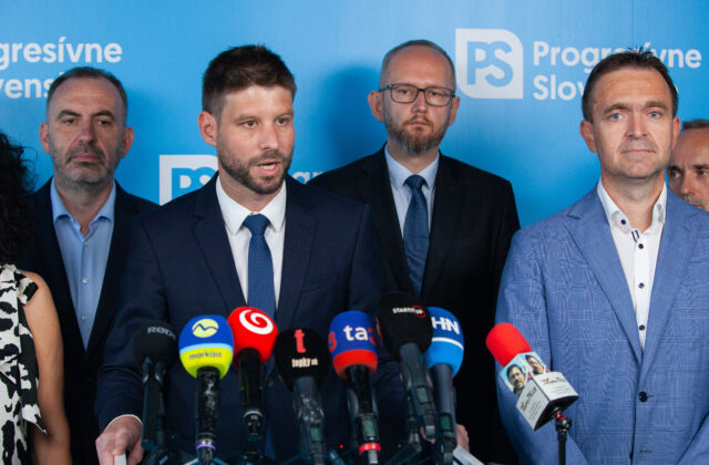 Progresívne Slovensko obviňuje vládu z podrazu na obce. Zrušená tlačovka má podľa nich zakryť škrt 200 miliónov eur