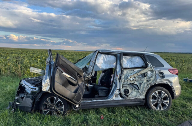 Osobné vozidlo sa zrazilo s nákladiakom smerom na Semerovo