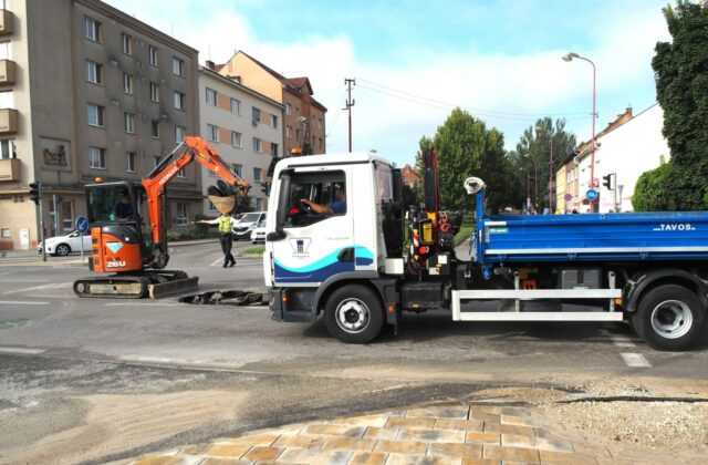 Dopravu v Trnave skomplikovala havária vodovodného potrubia uprostred križovatky