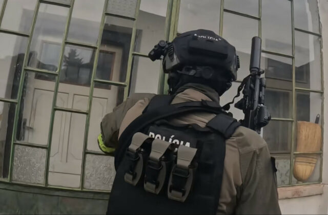 Muž so zbraňou ohrozoval susedku. Tvrdil