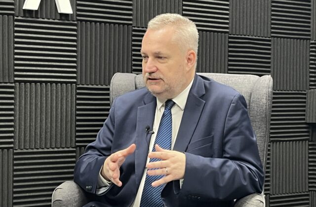 Dostál: Vláda si systematicky vytvára nepriateľov podobne ako Mečiar a oslabuje boj proti korupcii – VIDEO